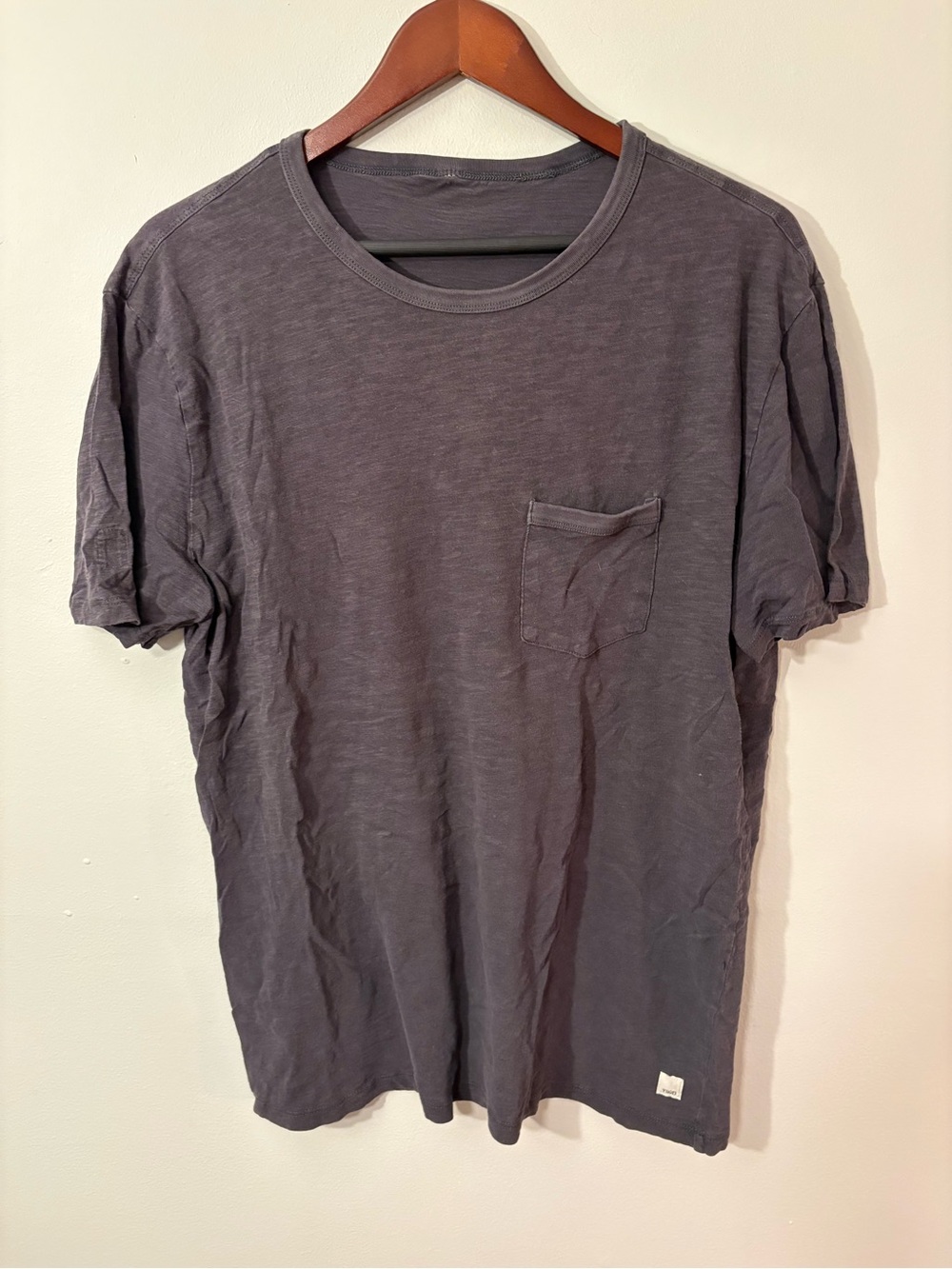 Vuori Men's Charcoal Slub Pocket Tee — Size L 🌊